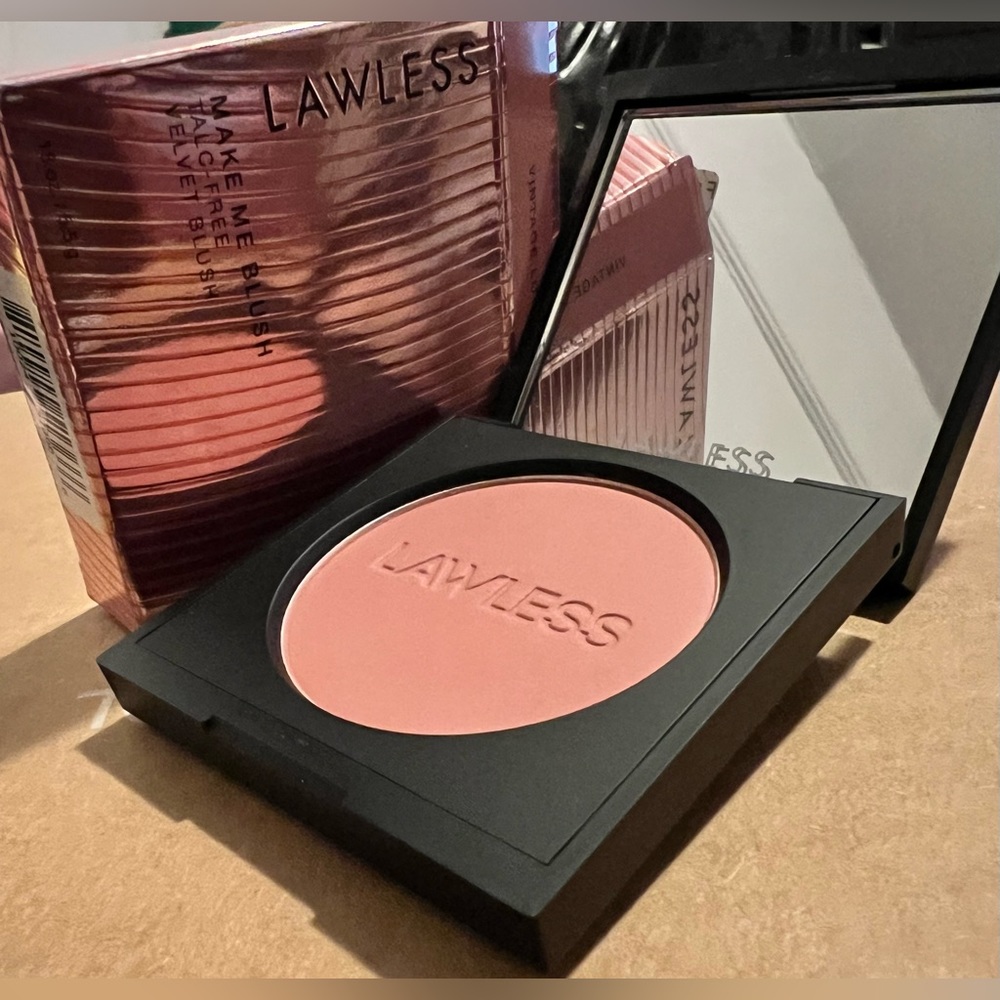 LAWLESS
Make Me Blush Talc-Free Velvet Blush